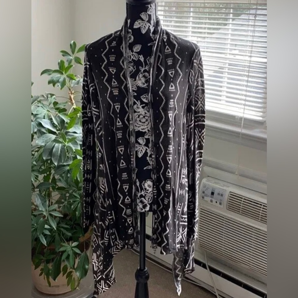 Billabong Designers Closet B&W Aztec Print Shawl - M